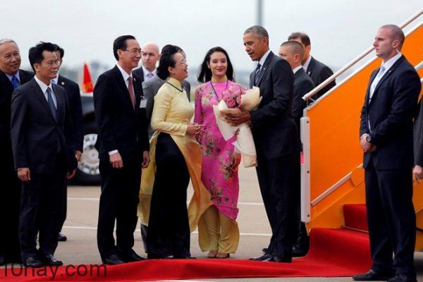 Tổng thống Obama tại sân bay Tân Sơn Nhất 