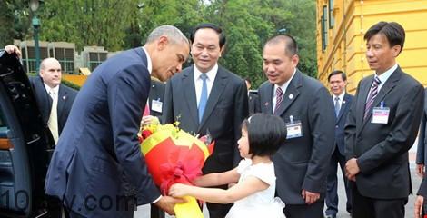 Tổng thống Obama được bé gái tặng hoa trong lễ chào đón