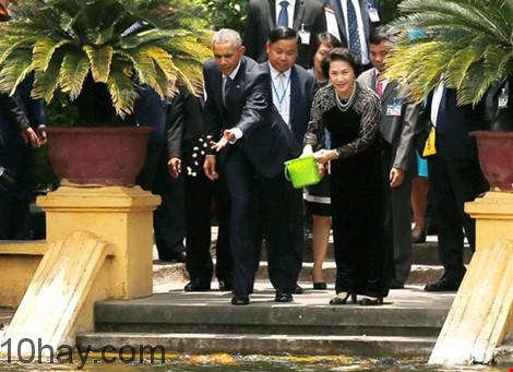 Tổng thống Obama tại nhà sàn chủ tịch Hồ Chí Minh