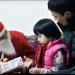 ông già Noel tặng quà tại Hà Nội