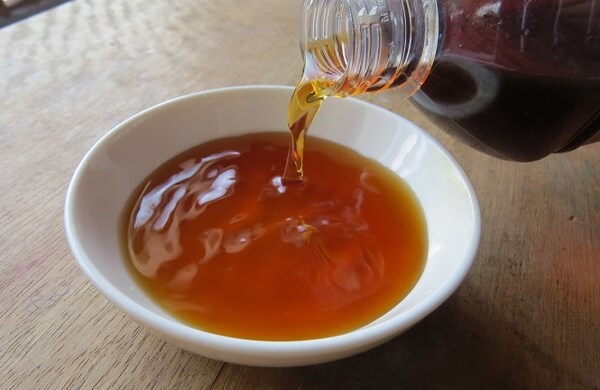 kiem-tra-mau-sac-cua-nuoc-mam-26525-1